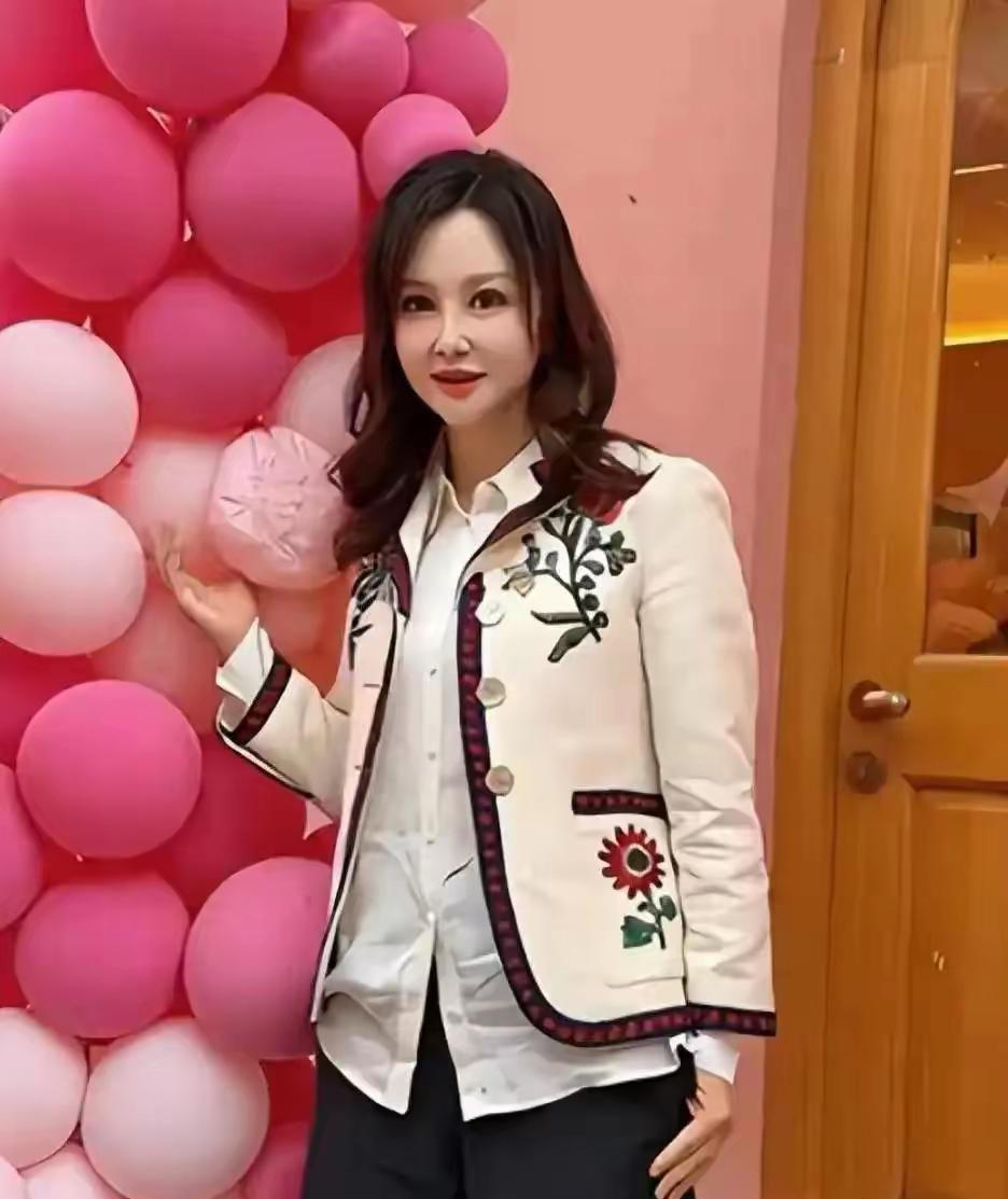 56岁陶红整容失败，脸僵嘴歪法令纹深，看起来与年轻时判若两人，真的好可怕。医美