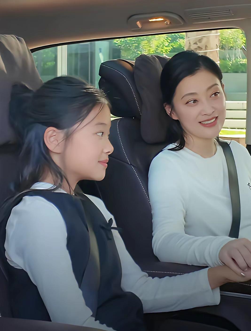 星二代里，长得最像妈妈，也最漂亮的，非梅婷女儿莫属了！她不光五官颜值像妈妈，连神