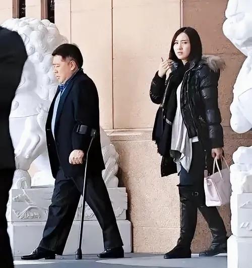 不像是夫妇，更像是老板与小秘书。女神这是怎么了，一脸受了委屈的模样。