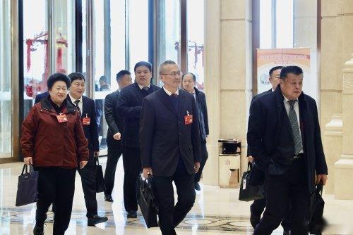 市十八届人大四次会议和市政协十五届四次会议代表委员报到侧记