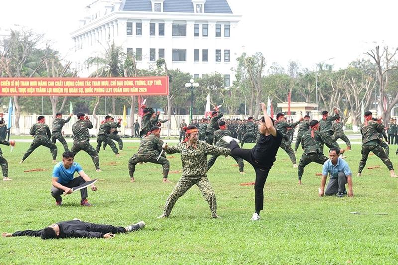 越军特工部队擅长武术格斗的女军医越南人民军队4月4日报道：在越军第四军区各单位