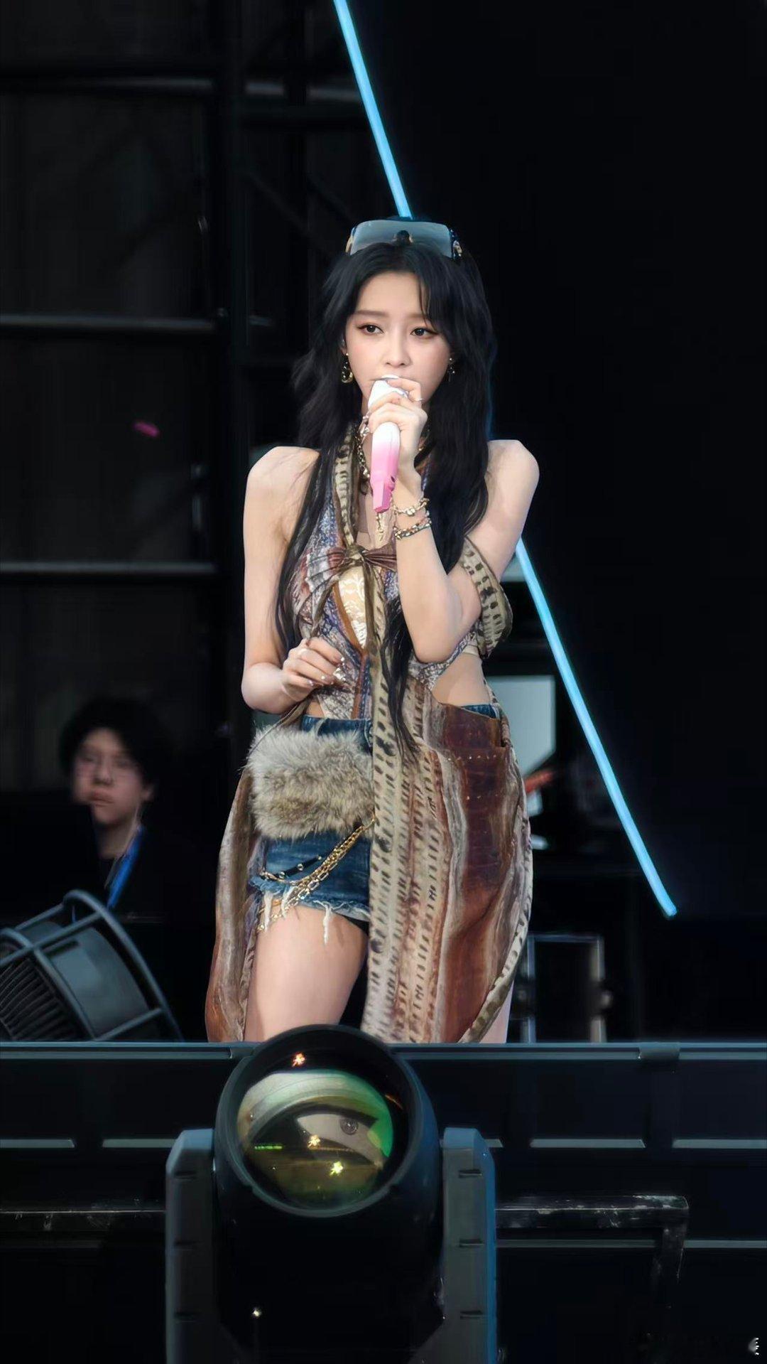孙怡大vocal完全体救命！孙怡这现场直接把我唱懵了，音色稳得一批，谁再说她不