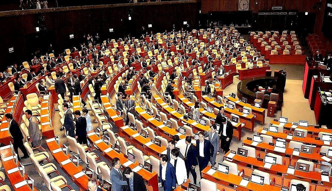韩国国会吵翻天了，这日子没法过了韩国国会要炸了！你敢信？