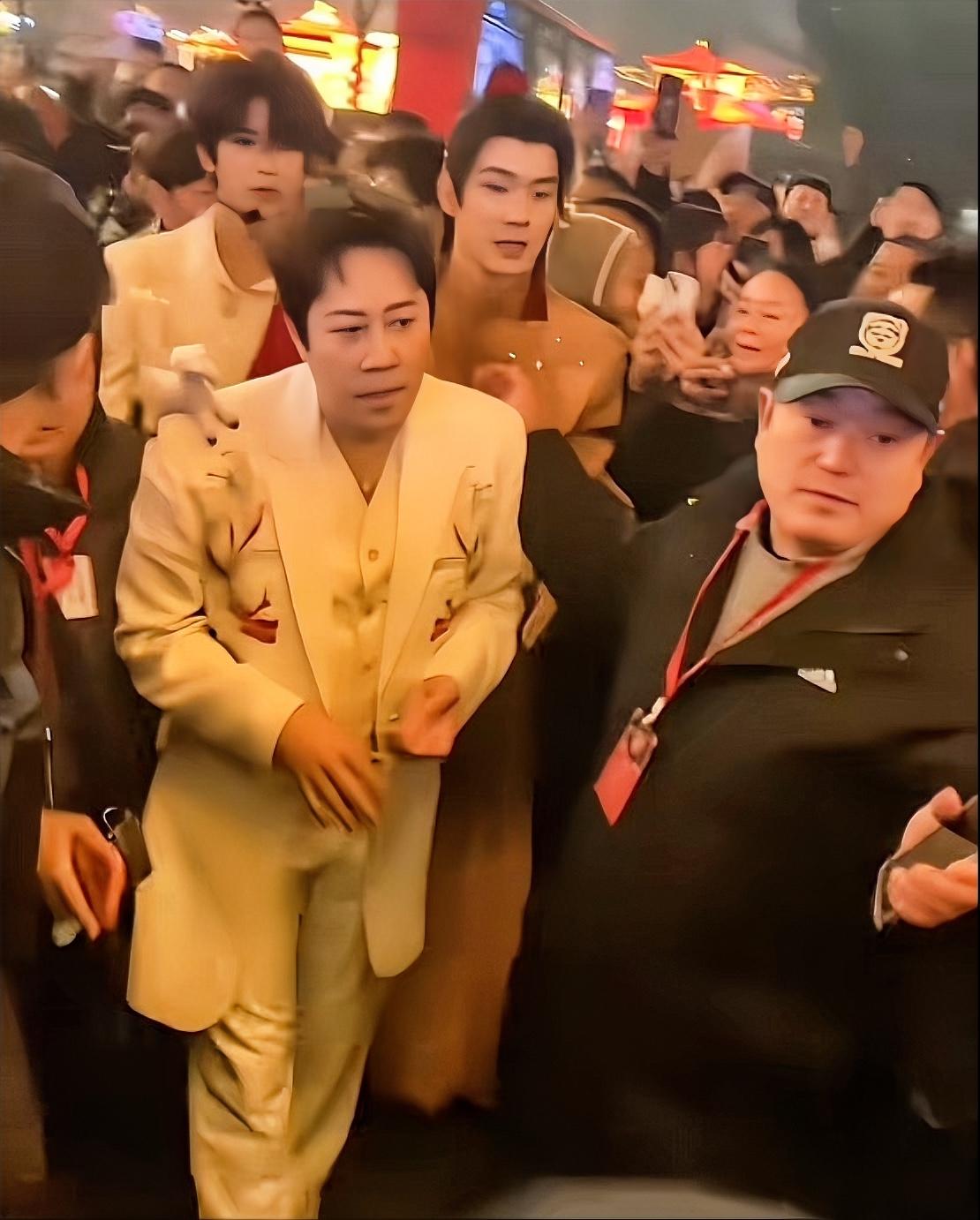 春节至元宵节期间，瞧见57岁的蔡国庆现身商演，满头白发，走路状态欠佳，着实让人感