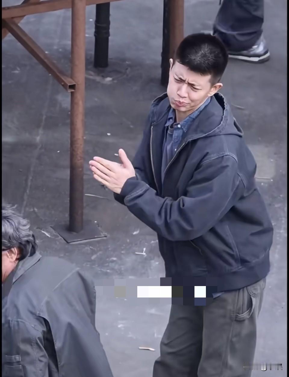 确定这是一个人吗？！[笑着哭]哈哈“佛子吃了菌子”？哈哈哈可能一个是任嘉伦一个是