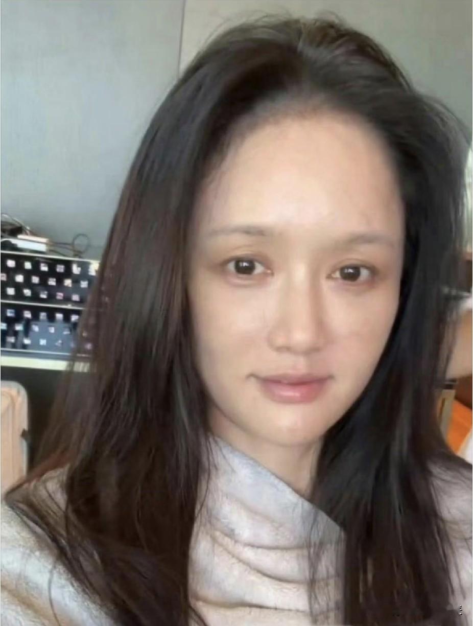 看完陈乔恩的素颜照，终于明白那句：明星卸了妆也是普通人！卸完妆素颜的陈乔恩，眉毛只有几根，脸上有些许