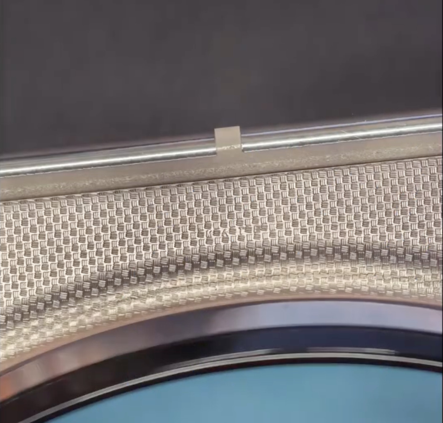 Mate80隐藏彩蛋Mate80ProMax的机身背面镜头的上方，雕有“