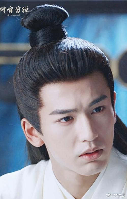 瞧见张凌赫，从《少女大人》之时呈现出的青涩初见模样，到于《苍兰诀》里边成为长珩仙