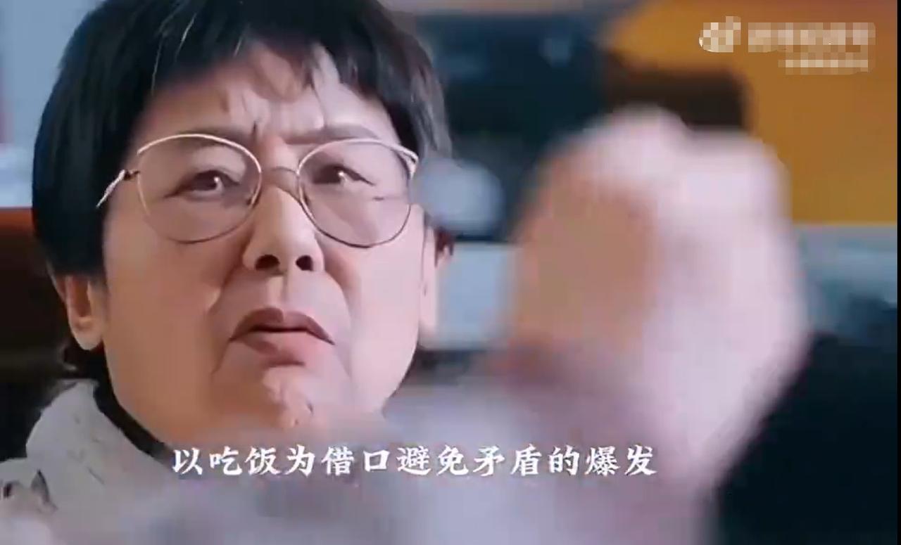 我问妈妈：为什么黄圣依的妈妈会在节目中不停地指责自己的女儿呢？妈妈沉默了一会儿