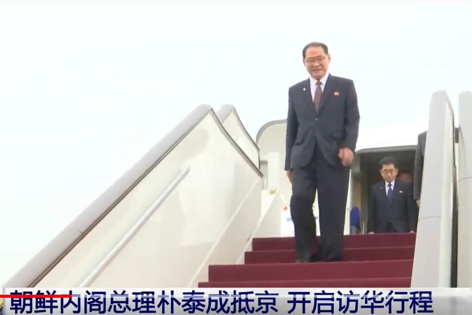 7月10日，朝鲜内阁总理朴泰成抵达北京，开启对华正式访问。从央视画面可以看到