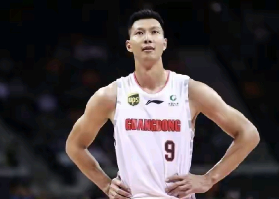 易建联退役后，广东宏远篮球队的战绩一年不如一年，直至杜锋下课。不知下赛季换了主教练的广东队还能雄起不