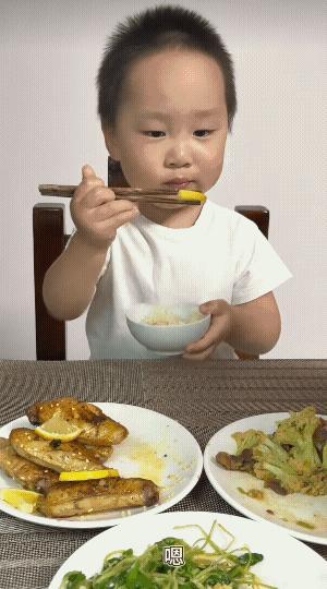 米乐吃柠檬太可爱了，这明显是被米乐妈妈“做局”了，米乐妈妈烧鸡翅配了柠檬，