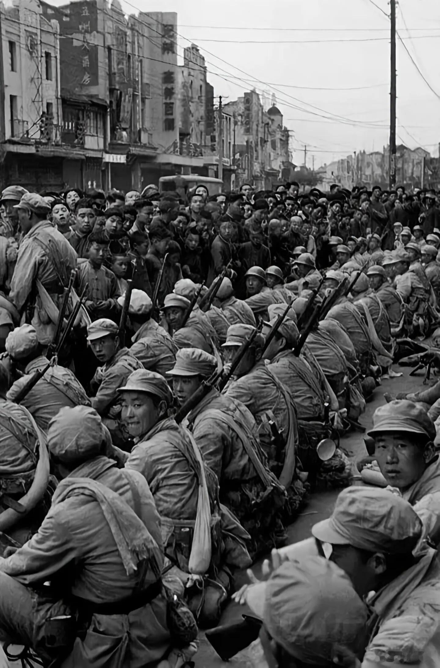 1949年4月解放军击败国军进入南京老照片