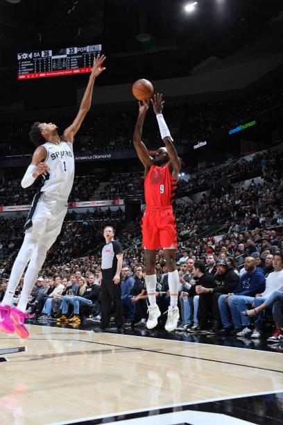 排在文班前面的四位分别是：邓肯3020个、大卫·罗宾逊2954个、阿蒂斯·吉尔摩