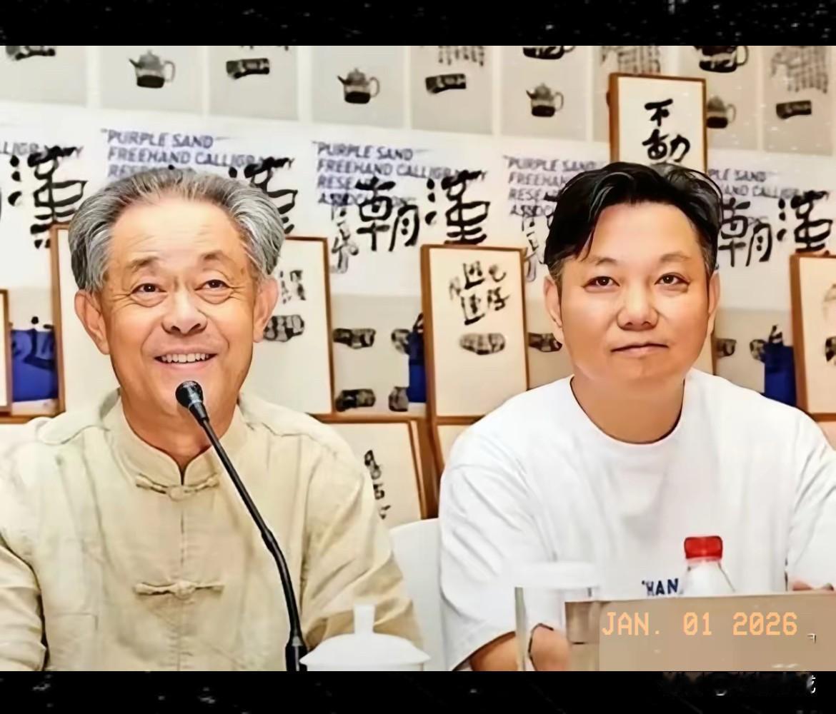 调查组刚给南博库房换完新锁，前院长徐湖平老宅地下室就搜出30件文物，瓶底编号和