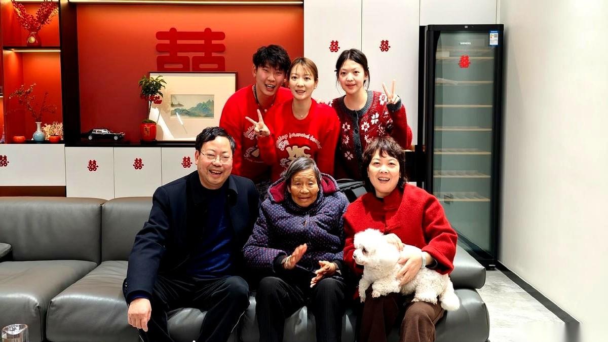 国羽冠军黄雅琼，新婚第一年，没去婆家，直接把同为冠军的老公刘雨辰，领回了自己娘家