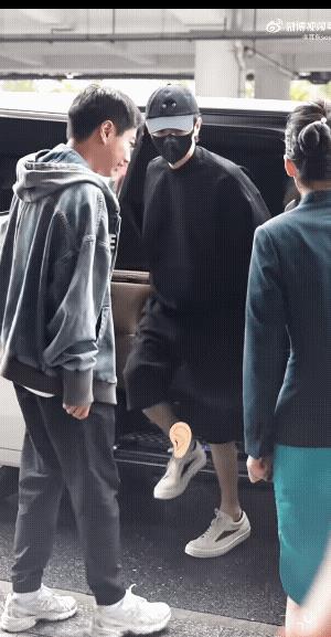 许凯一身黑色，白球鞋，黑口罩，黑棒球帽，这是把黑色进行到底啦，穿上倒是潇洒又随性