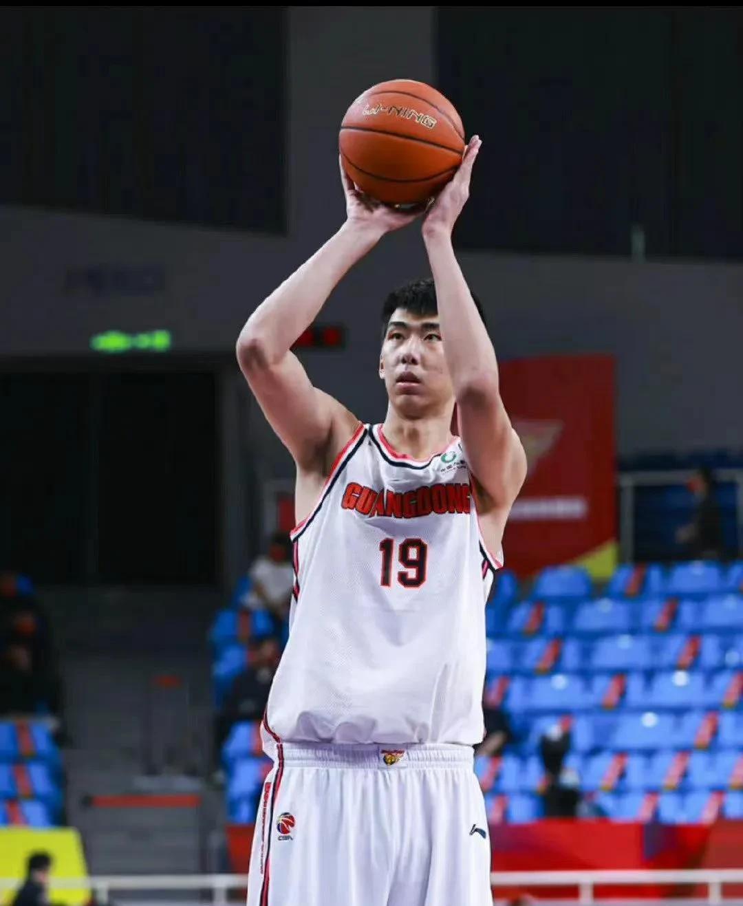 徐昕机会来了！今天下午17点左右，有CBA媒体人透露：杨瀚森提交不参加男篮亚洲