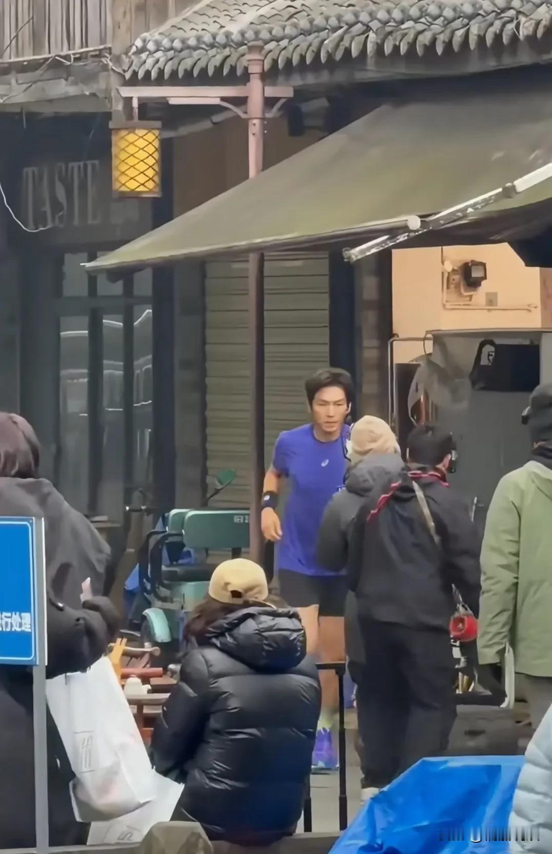 钟汉良现身成都拍宣传片。在天寒地冻的季节，他穿着一套紫色的短袖运动服，肤色偏黑