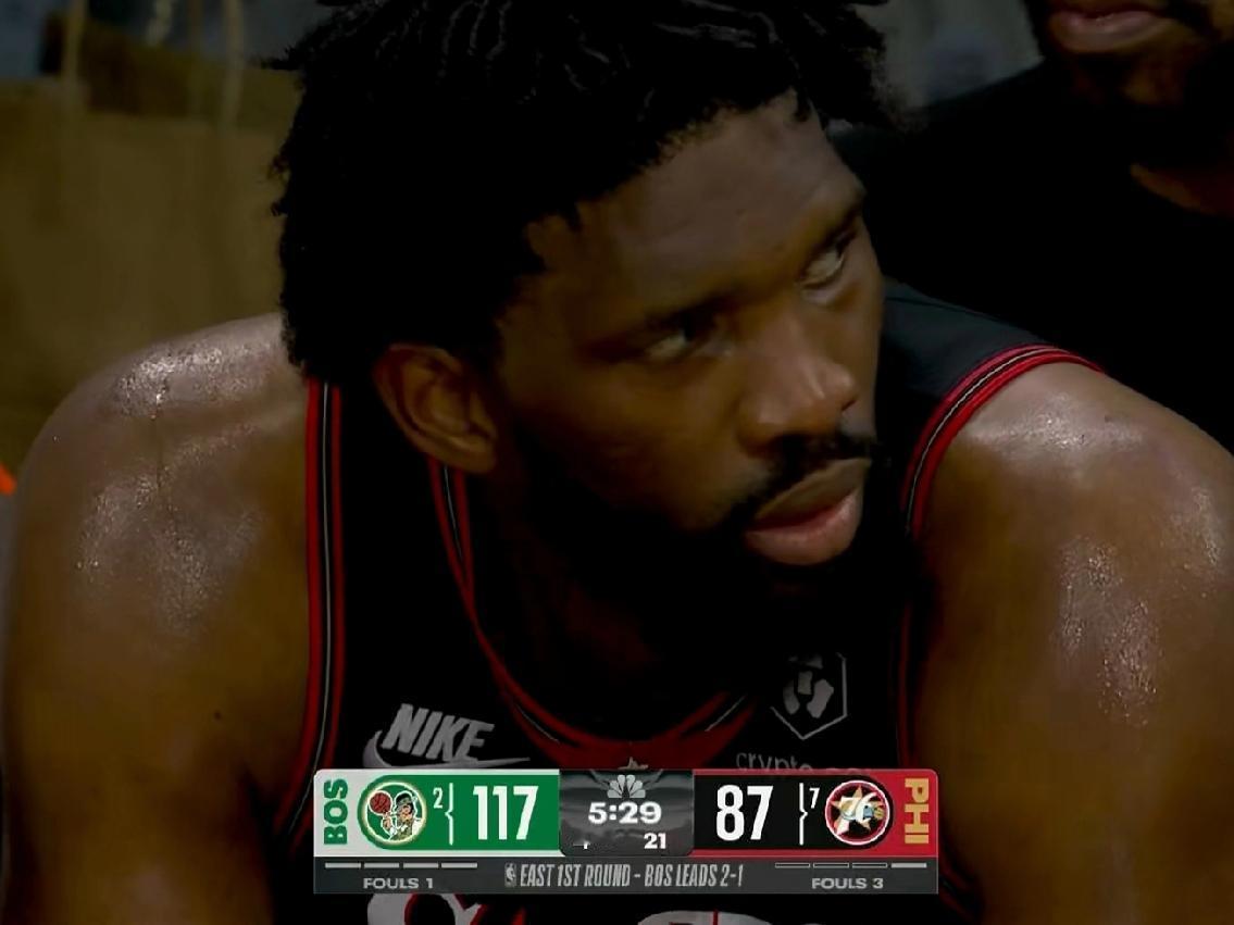 恩比德开始怀疑人生了！在绿军客场32分屠杀费城的末节比赛中发生极其无奈一幕：落后