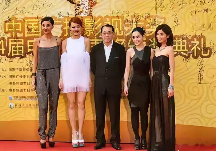 红毯现场，女明星为了显高，高跟鞋穿的没有最高只有更高！