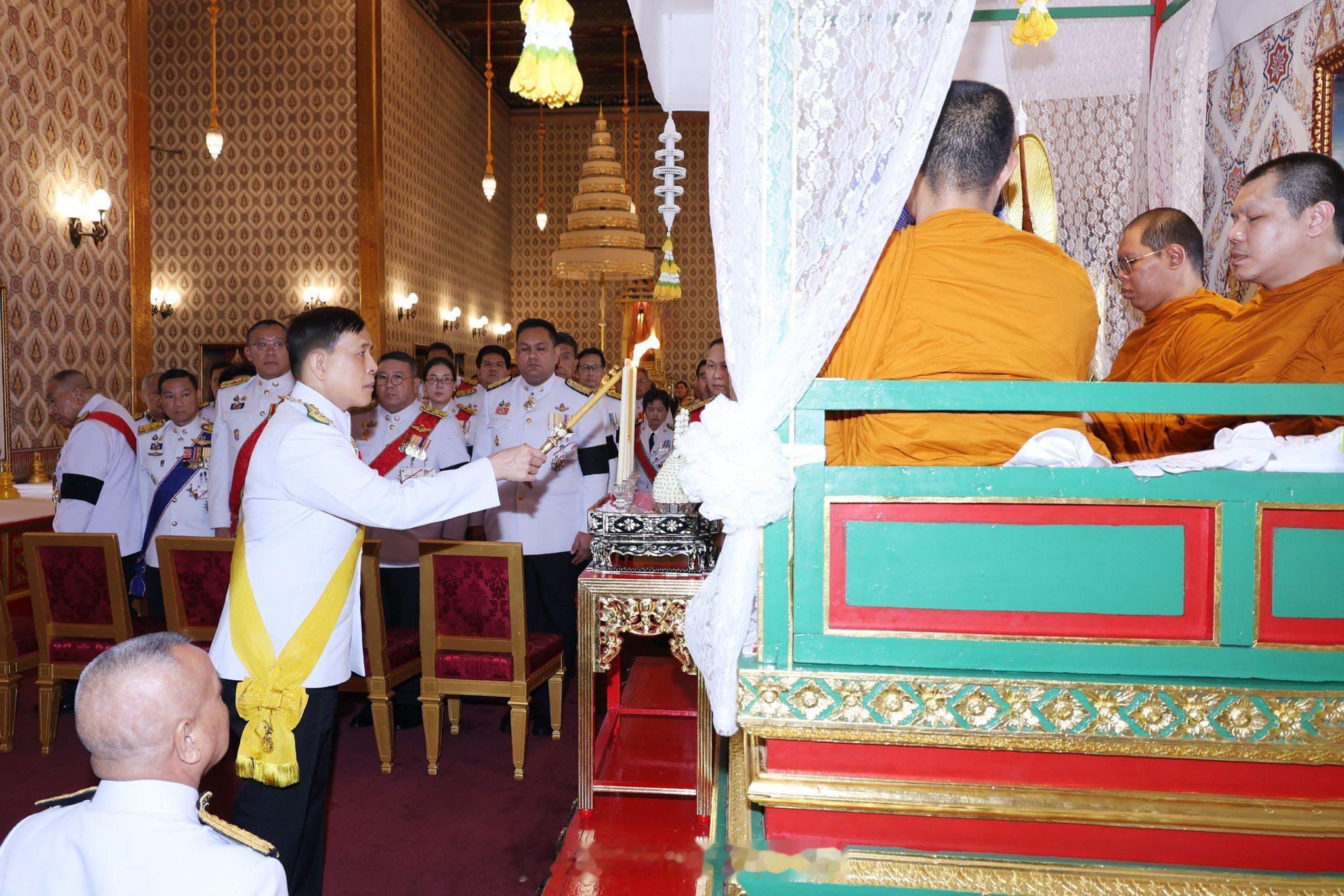 王室王室泰国王室素娘娘2025年10月31日，暹罗王室成员祭祀红唇姐。