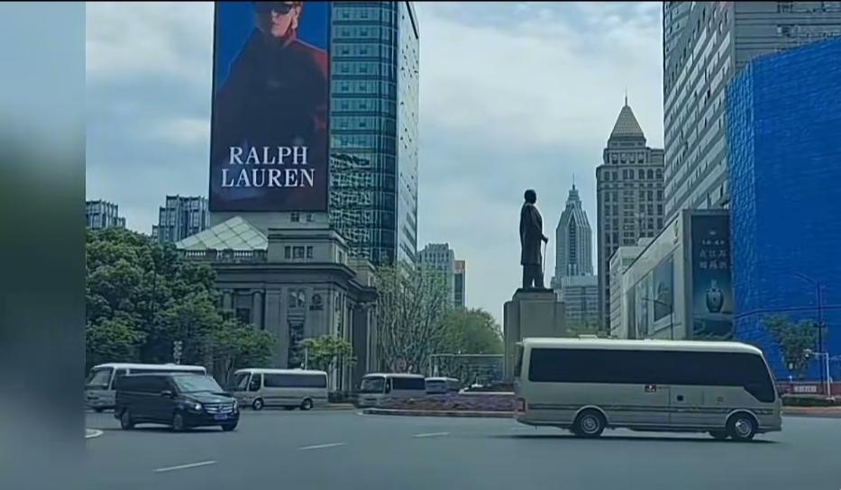 郑丽文今日行程分秒不停，拜谒中山陵后，离开南京时在新街口孙中山铜像前绕行而别，在