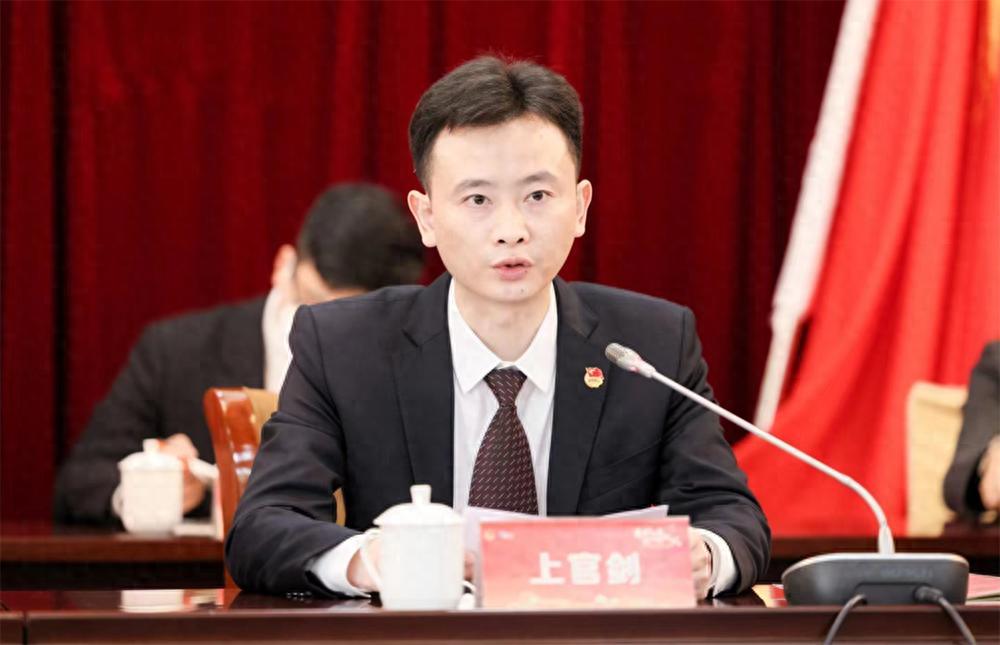 这是团口的干部转岗，也是惯常的锻炼和培养干部的方式。上海市奉贤区区长刚刚调整，俞
