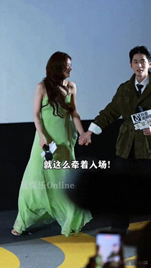 当郭宇欣和徐若晗同框，一个自如一个拘谨，这背后到底藏着什么秘密？在最近的一场线下追剧团活动中，四位主