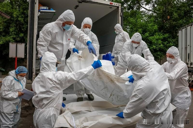 当地时间20日，俄乌再度开展阵亡军人遗体交换。乌方接收俄方移交的1000具遗体，