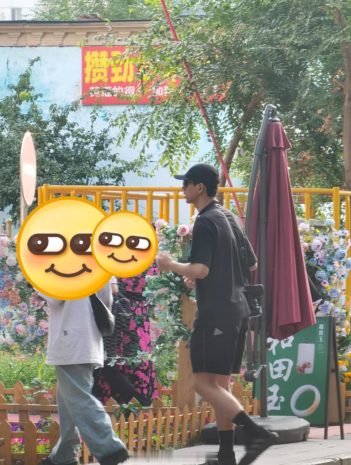 网友新疆偶遇李现旅行新疆偶遇李现和友人旅行旅行青蛙​​​