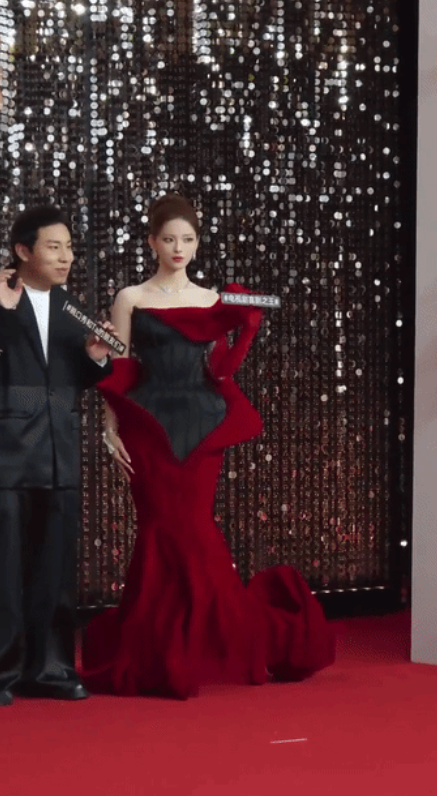昨晚的红毯现场简直成了大型喜剧现场。杨超越穿着美美的礼服，本来想优雅走完全程，结