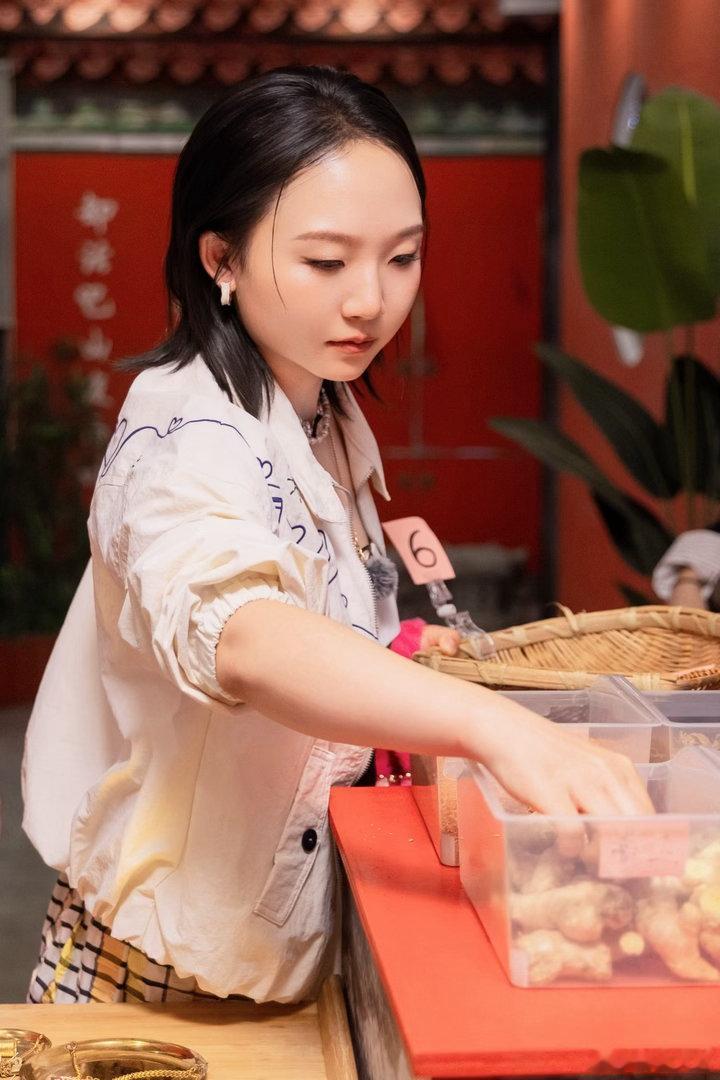 李嘉琦回应桃花坞走秀李嘉琦回应走秀被采访提起桃花坞出圈走秀，李嘉琦直白回应内心想