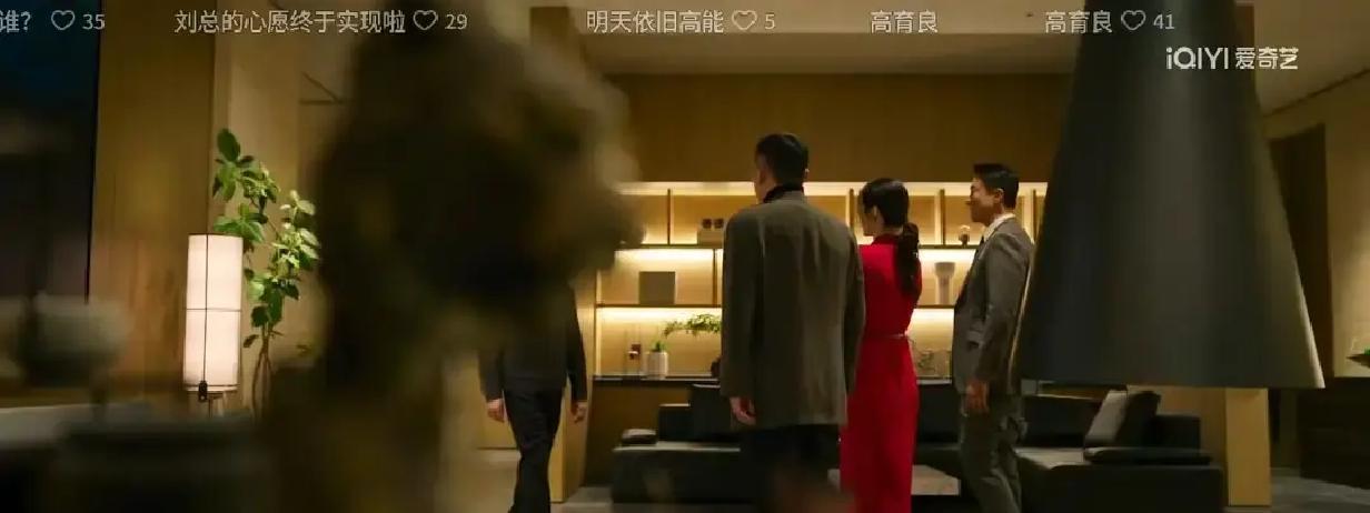 弘市长就是伞！24集锤死昨晚弹幕炸成烟花。镜头扫过那幅“清正廉洁”，下一秒