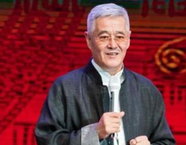 2009年，赵本山脑动脉瘤破裂，出院后，他把手头积蓄凑到一起，共13个亿，于是一