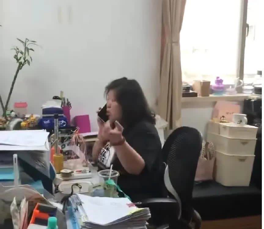 7月8日，上海。午餐高峰期，外卖小哥订单送达时，女子略显不满地问：“怎么这么晚才