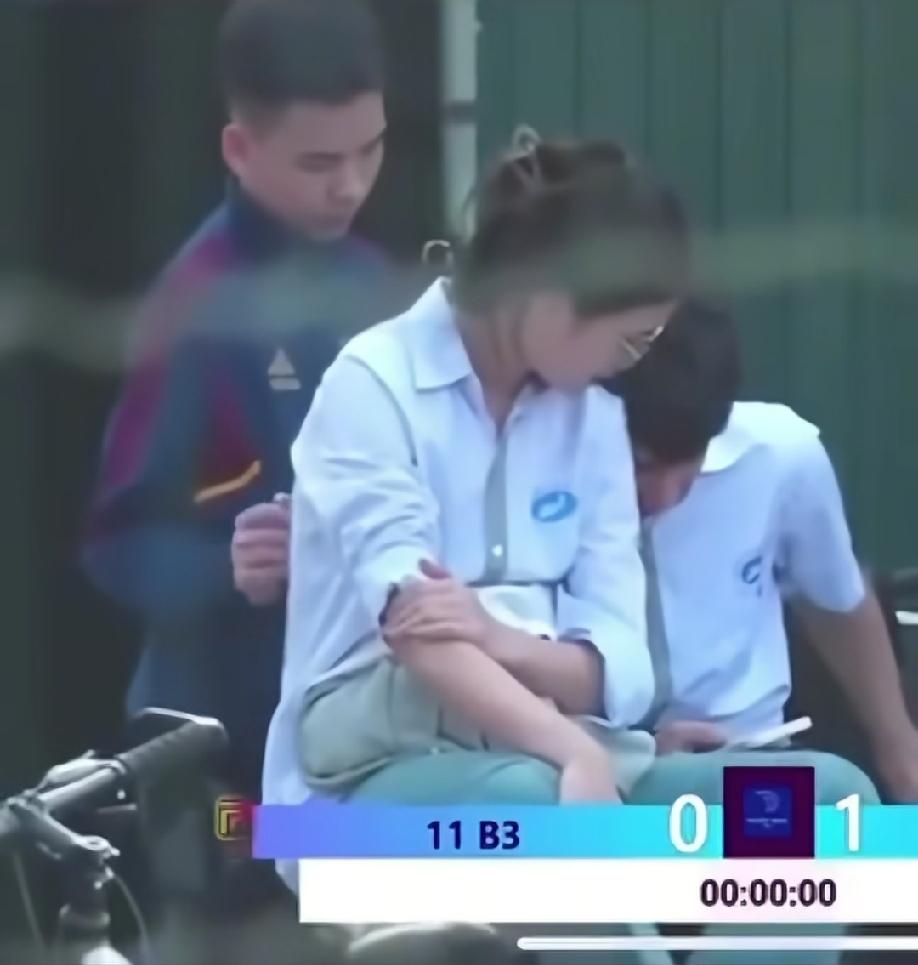 越南足球比赛转播现场再度上演“三人行”狗血画面！越南足球解说，正在解说足球比赛
