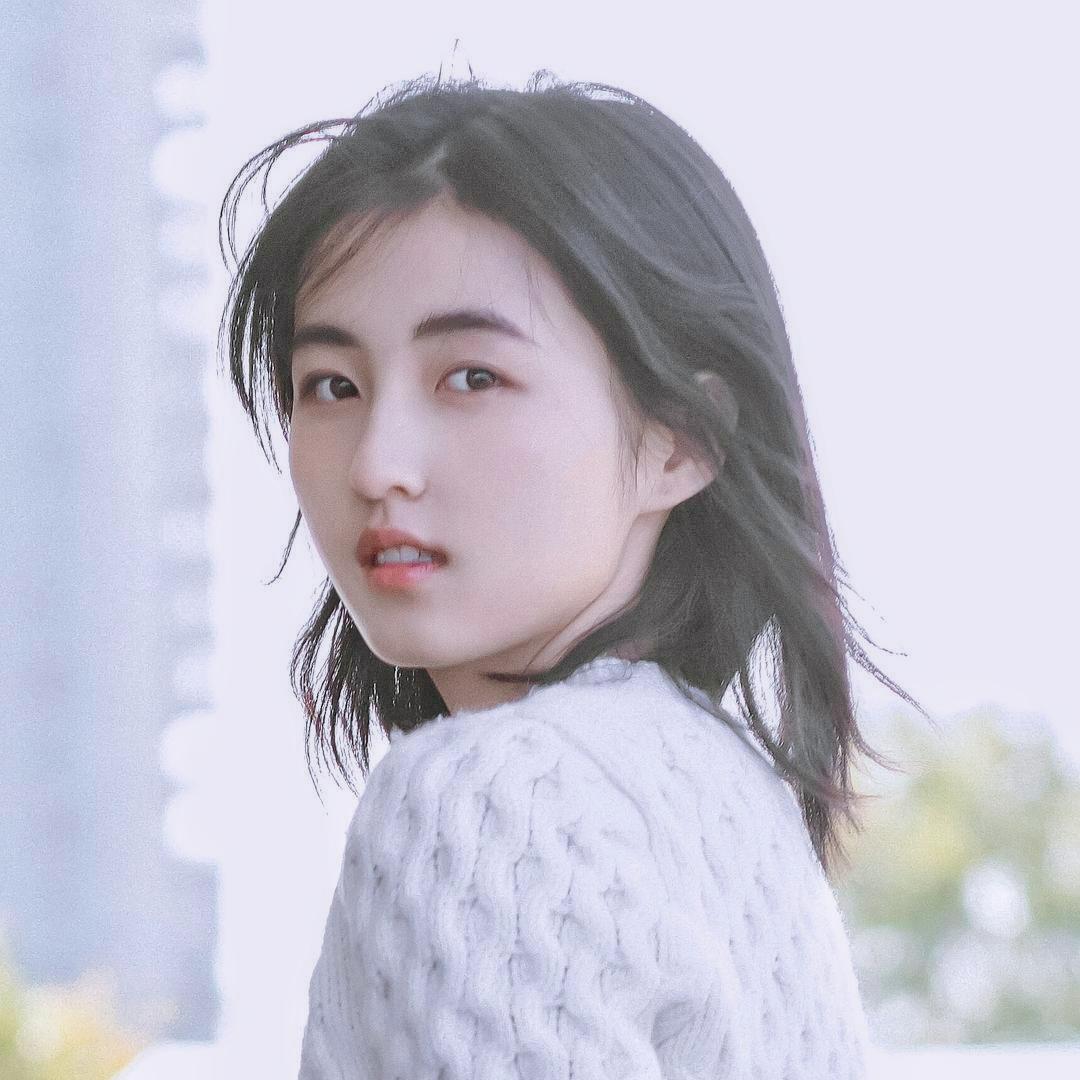 张子枫，这个女人越来越无法理解了。才25岁，就有法令纹了，且眼窝凹陷，脸颊消
