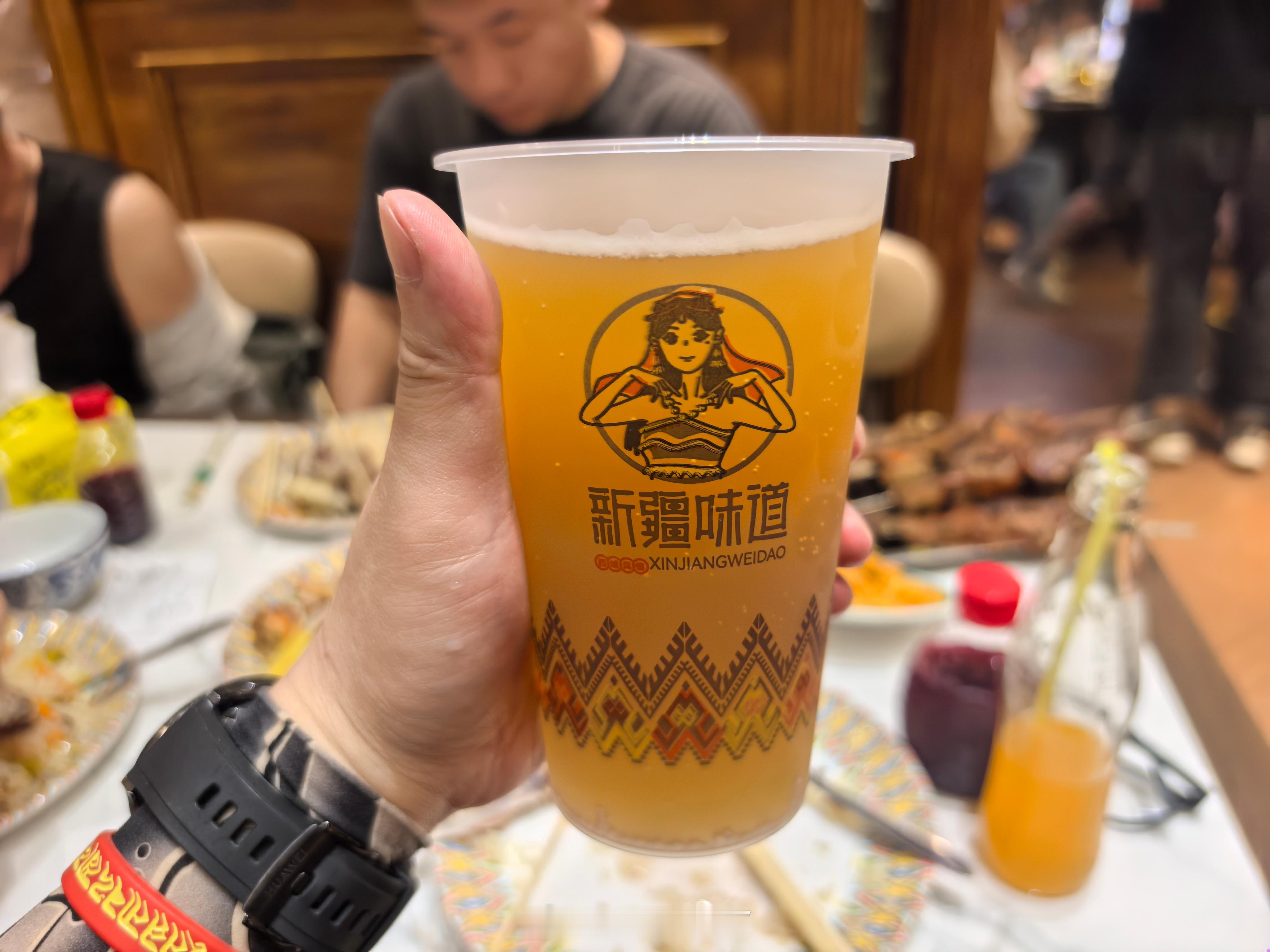 来新疆啦！这边有什么推荐的吗我的兄弟们[大笑]刚刚试完了手抓饭，还有烤串，绝了！