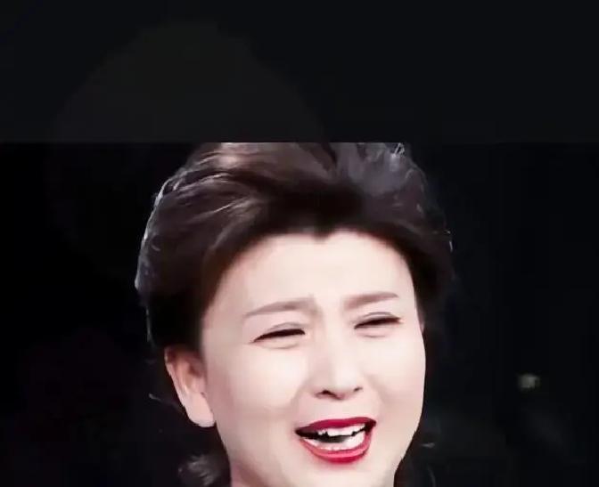 网传闫学晶被辽视春晚踢了消息蹦出来不到两小时，评论区挤爆两万条。有人翻出她