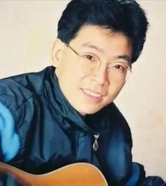 1982年，张明敏唱完《我的中国心》后，被香港乐坛封杀，正当他心灰意冷准备回电子