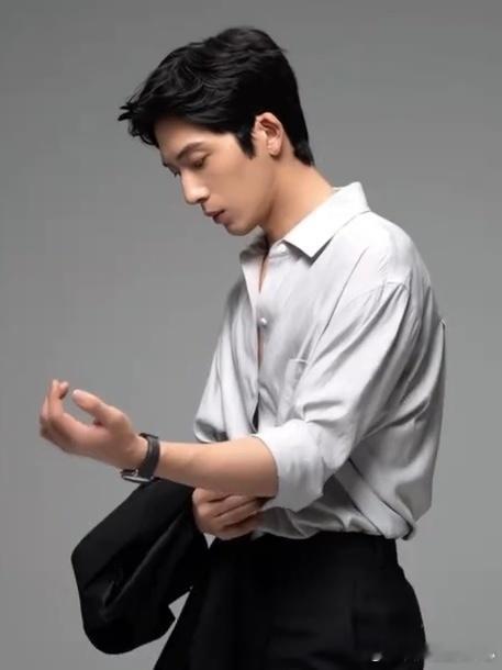 井柏然带120套私服进早春晴朗井柏然为《早春晴朗》准备一百二十套造型，不少是个人