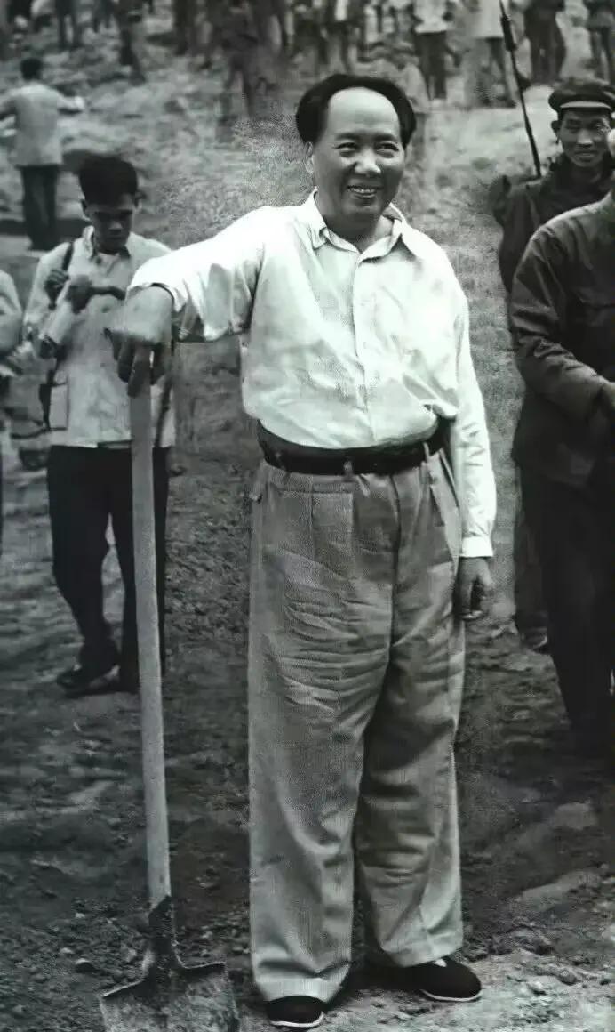 那时，新中国刚刚建立，百废待兴。毛主席说：“中国人民一穷二白，穷则思变，要干，要