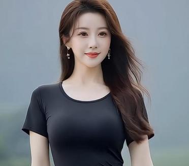在田野间悠闲漫步，感受大自然的清新与宁静。