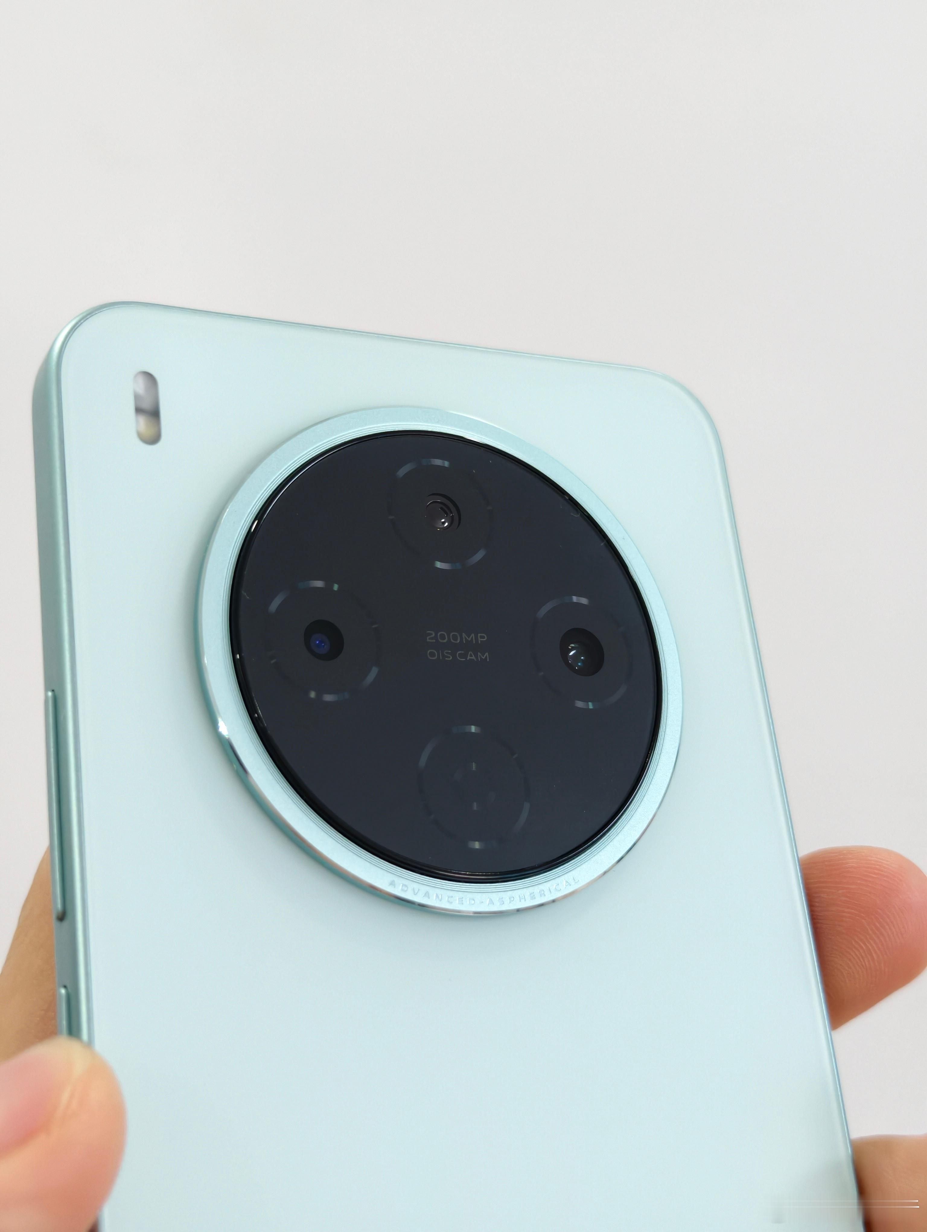 背部色彩的饱和度，熟悉vivo产品的应该不陌生，现在蓝厂很喜欢这种低饱和度的配色