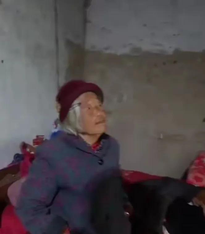 安徽阜阳老太盖三床被抗寒，儿子开空调后带走遥控器暖心操作1月20日，安徽阜阳