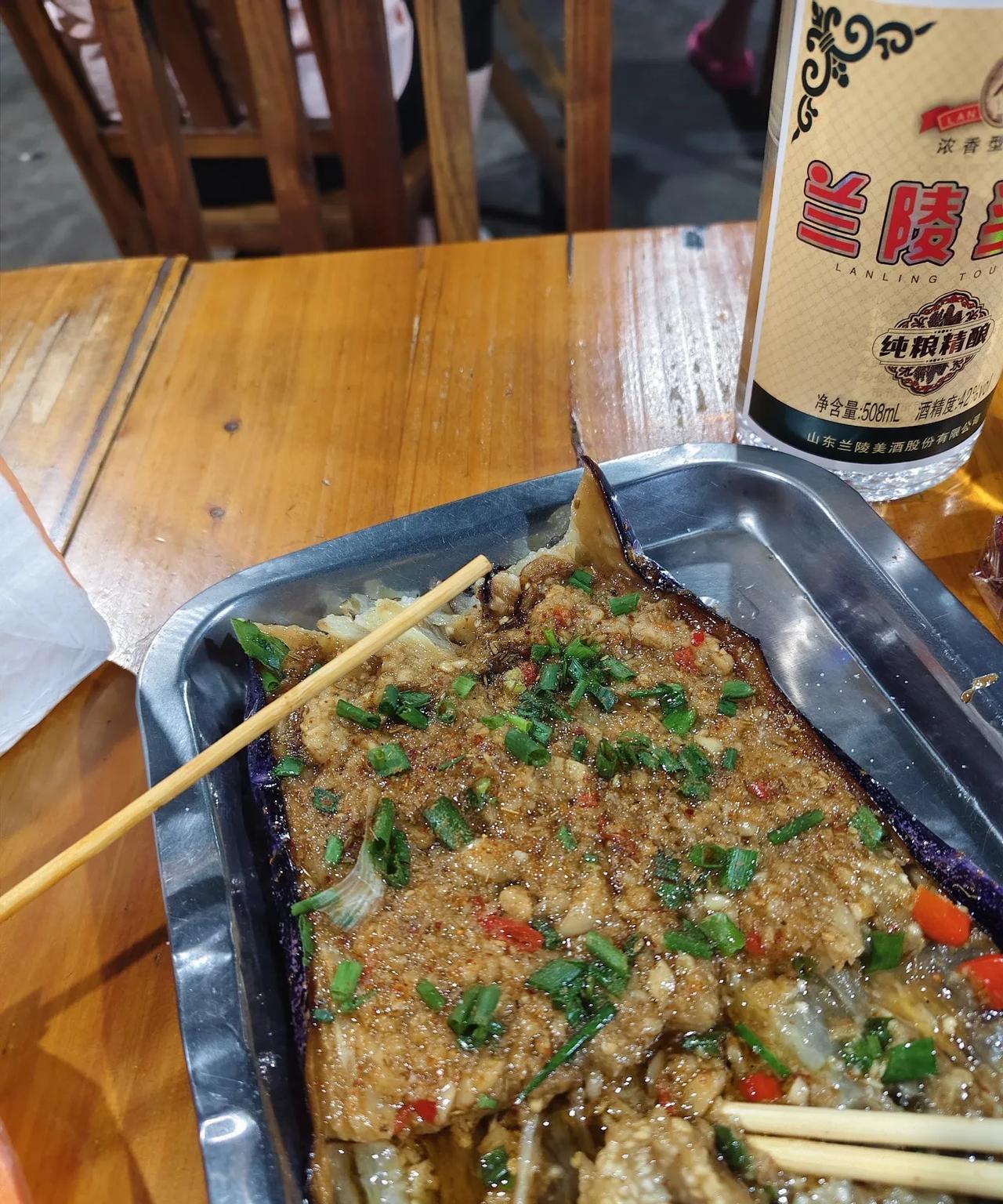 看看，桂林苏桥工业园这边的夜市烧烤，是不是有点贵？鱿鱼一串:4块茄子一根:1