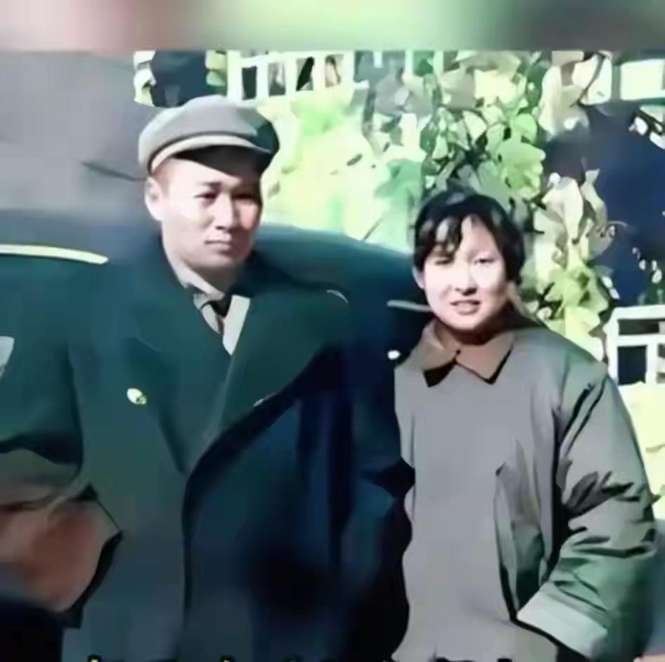 “穿越时空的合影，老照片里的青春岁月”📸👨‍👩‍👧‍👦