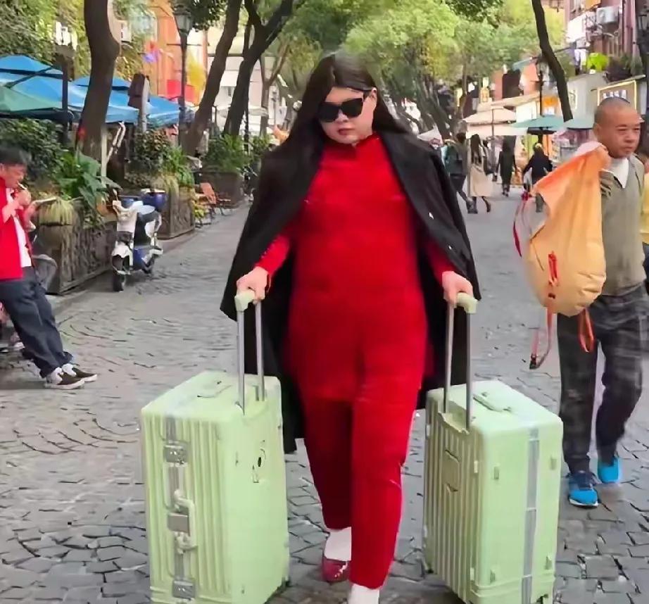 49岁李湘怒了！网红“维他命”搞出大动静，一身红睡衣、戴墨镜推行李箱，把李湘机场