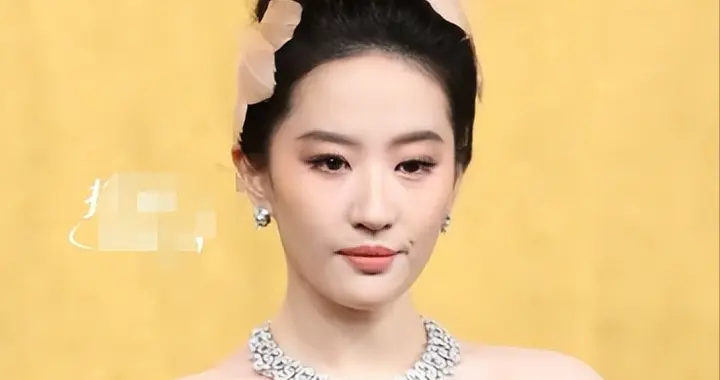 刘亦菲带病参加VOGUE盛会, 眼睛一大一小像睁不开, 状态好别扭